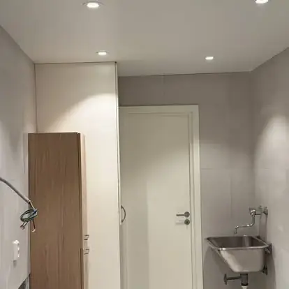 Nyoppusset bad på Nesodden med flislagte vegger, downlights i taket og servant