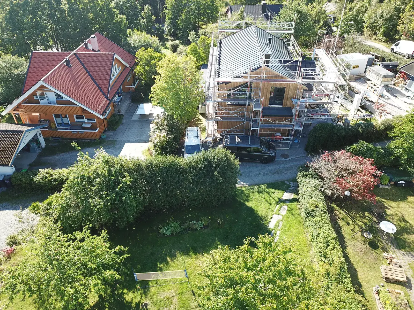 Nytt metalltak på enebolig sett ovenfra, med stillas langs gavlen